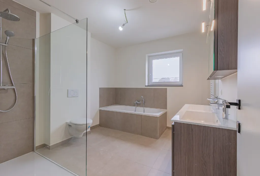 Salles de bain - Appartement Moderne avec Technologie Énergétique à Serskamp