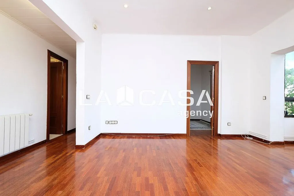 Elutuba - East-West Oriented Flat near Passeig Maragall