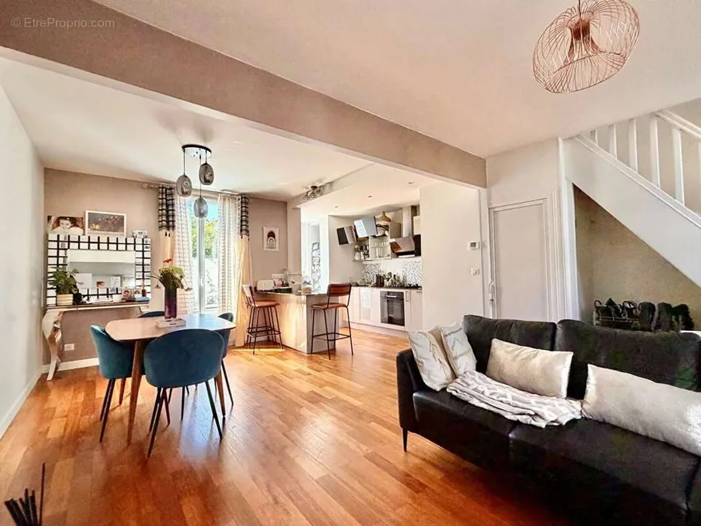 Living Room - Charming House with Garden in Colombes