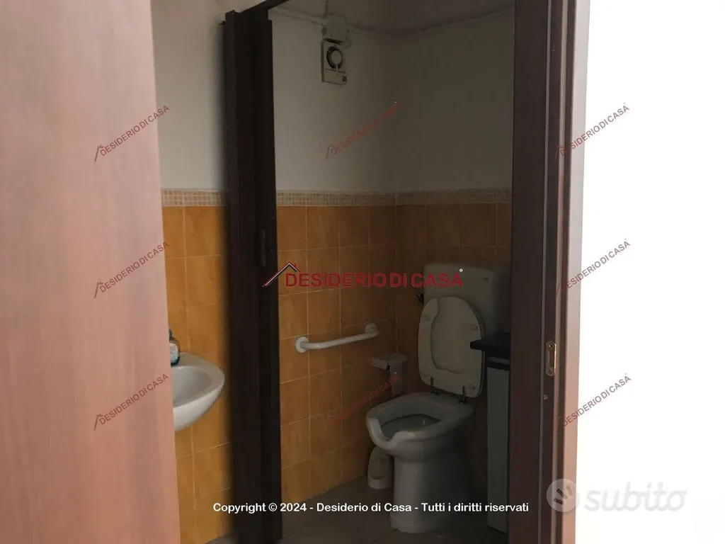 Salles de bain - Commercial Space with High Visibility in Bagheria