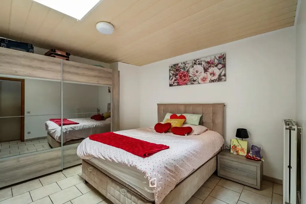 Chambres - Maison Bien Entretenue avec 2 Garages à Ninove
