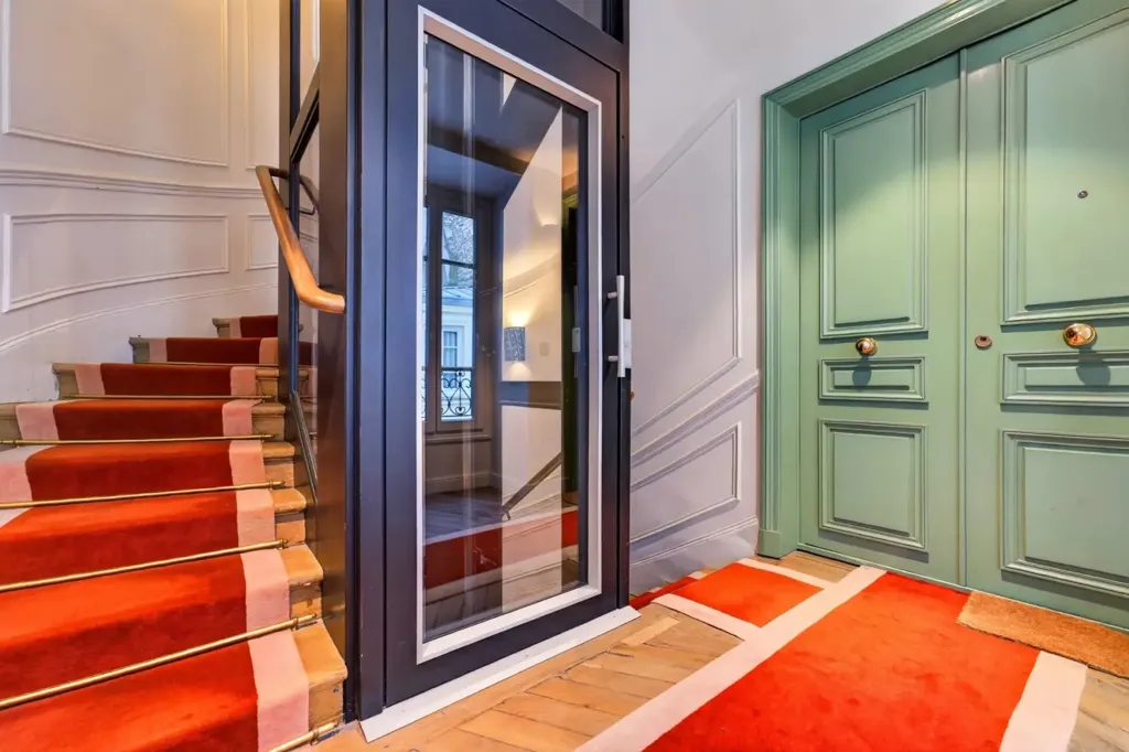 Ingresso - Renovable Parisian Apartment with High Ceilings
