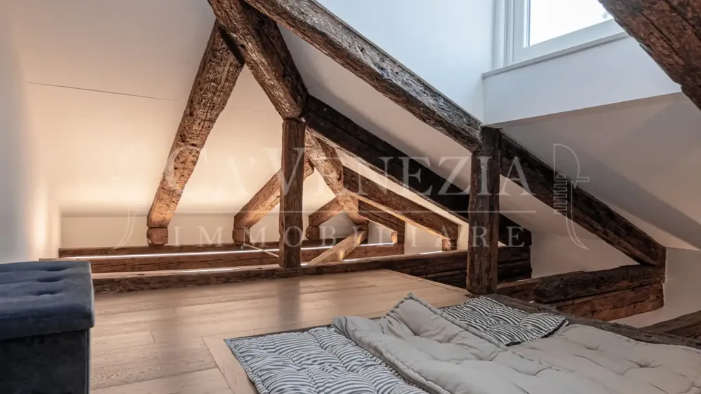 Pièces - Restored Apartment with Central Location in Venice