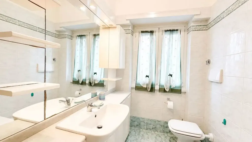 Bathrooms - Rented Apartment with Balconies in Rome