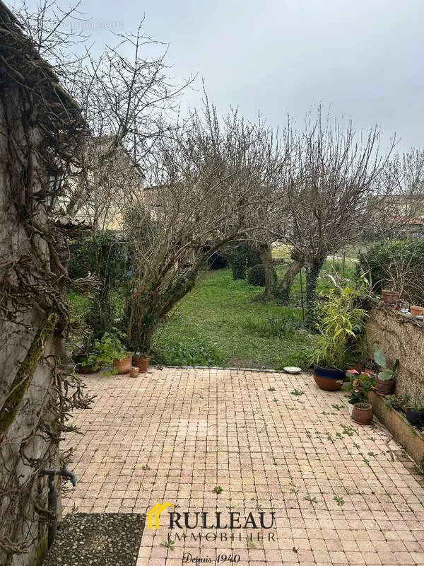 Aed - Charming Stone House with Garden in St-André-de-Cubzac