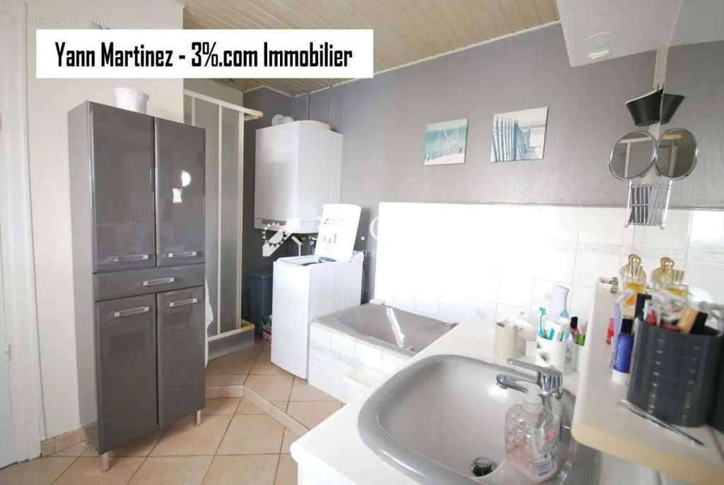 Bathrooms - Charming House with South-Facing Garden in Comines