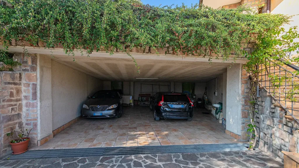 Garage - Villa with Private Garden and Pool in Gardone Riviera