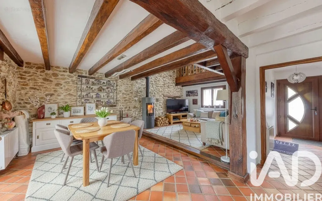 Sala da pranzo - Rustic Stone Villa with Terrace in Liverdy-en-Brie