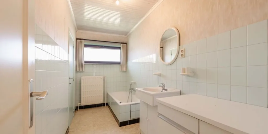 Salles de bain - Bungalow à rénover avec jardin à Wakken