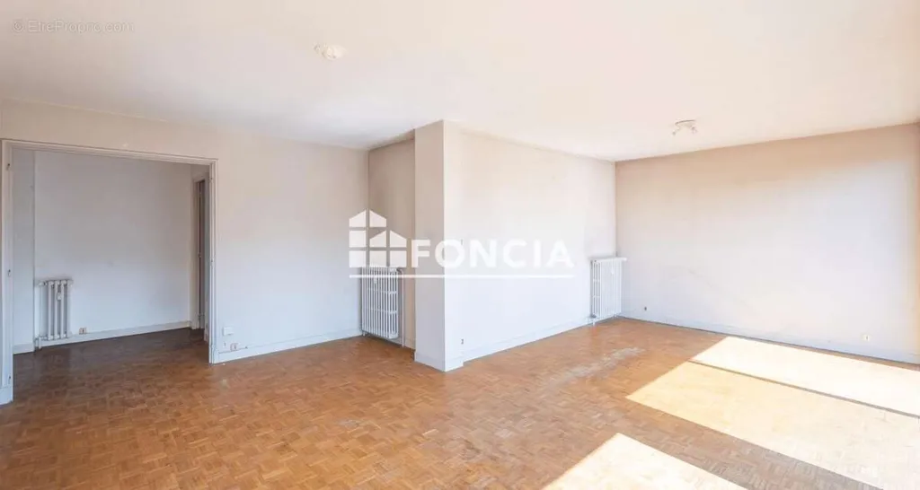 Soggiorno - Spacious T3 with Balcony in Central Location