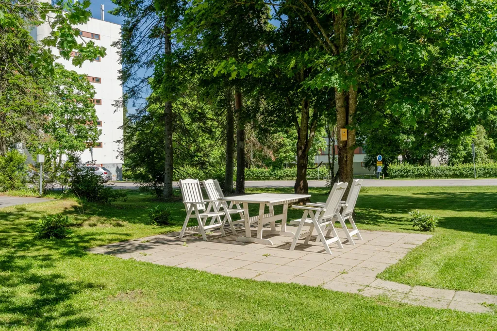 Giardino - Apartment with Linjasaneerattu Balcony in Lapila
