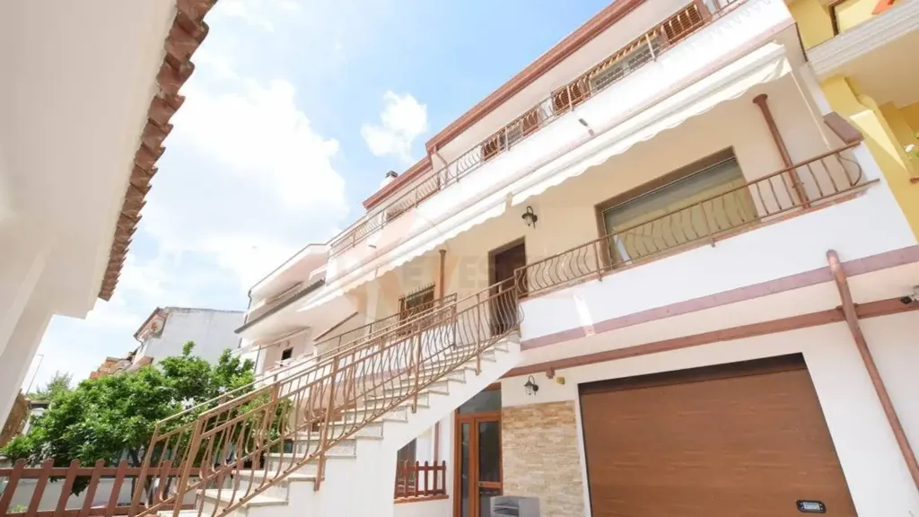 Välivaade - Terraced Villa with Solar Panels in Nuoro