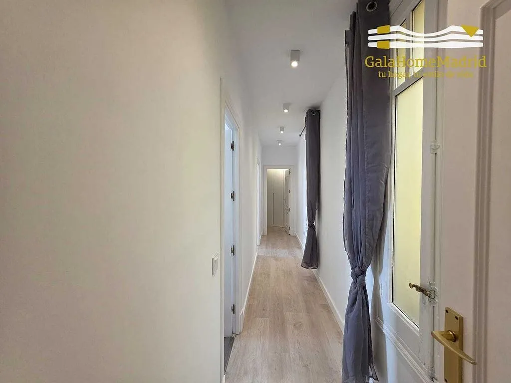 Esik - Modernised Flat with South Light in Trafalgar