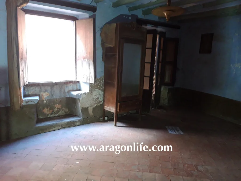 Toad - Historic House in Maella with River View