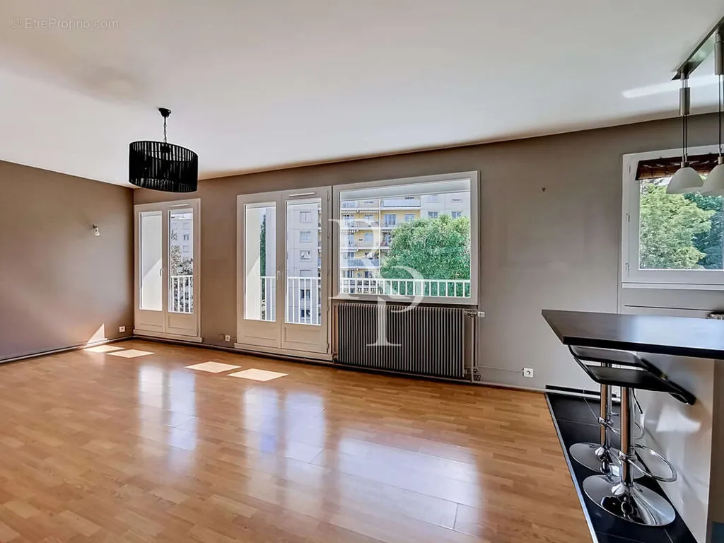 Elutuba - 3-Bed Apartment with Balcony in Green Park
