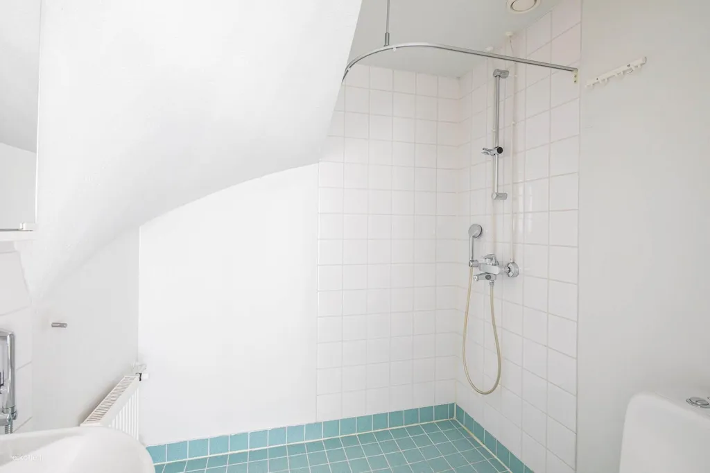 Bathrooms - Five-Bedroom Apartment with Sauna in Vuosaari