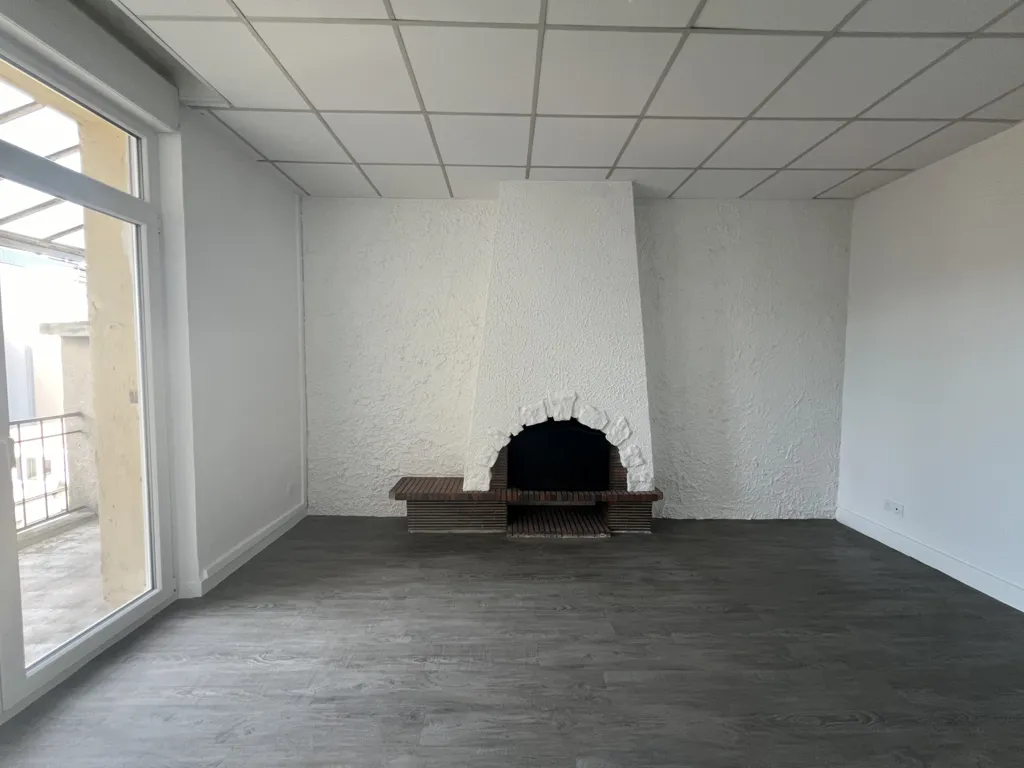 Living Room - 3-Bedroom Apartment with Balcony in Reims