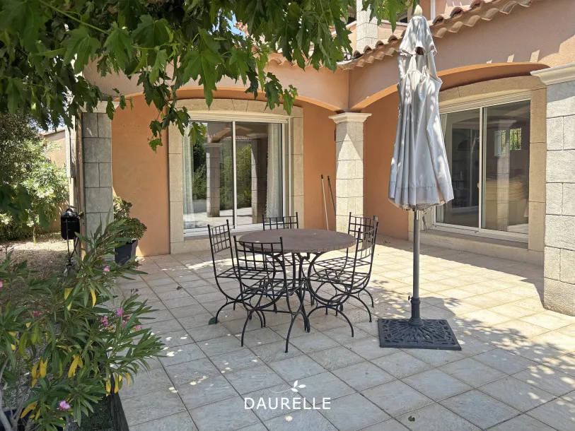 Terrasse - Villa Meublée avec Piscine à Châteaurenard