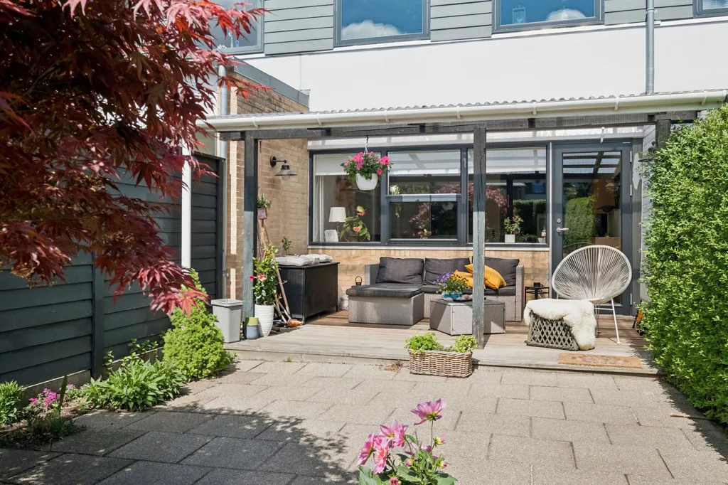 Terrasse - 1960s Brick Row House in Aalborg SØ