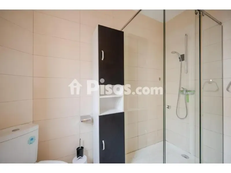 Vannitoad - Spacious Apartment with Modern Kitchen in Girona