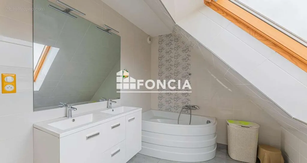 Salles de bain - Pavillon Récemment Construit à Amboise Centre