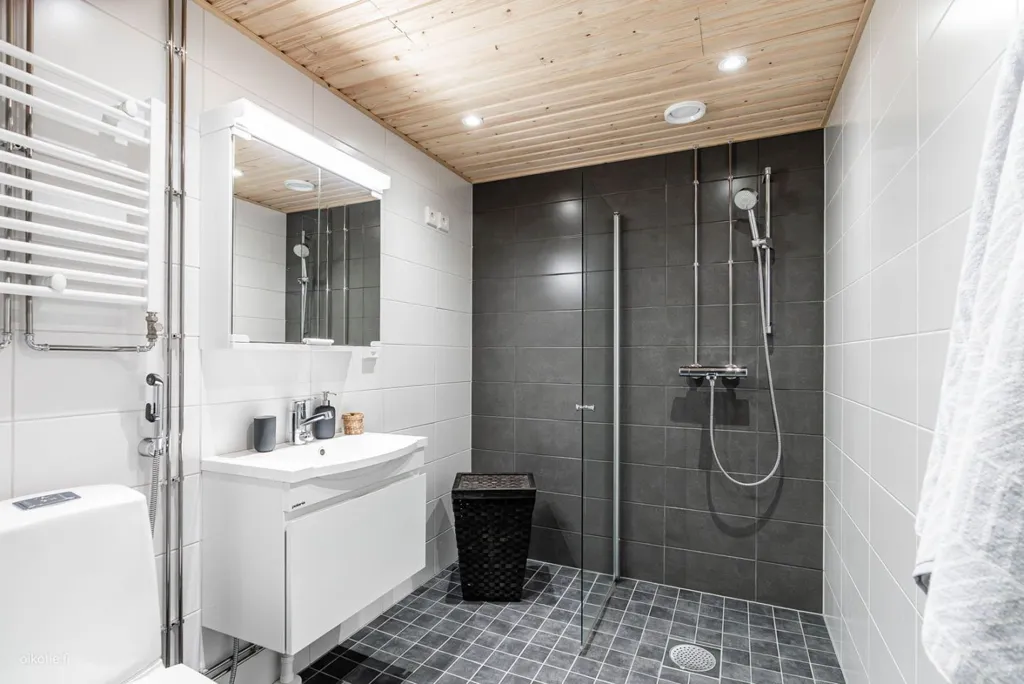 Bathrooms - Modern Flat with Balcony in Keimola, Vantaa