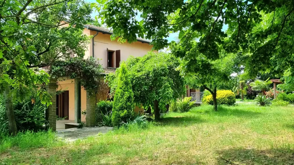 Giardino - Multi-Level Villa near Conselice