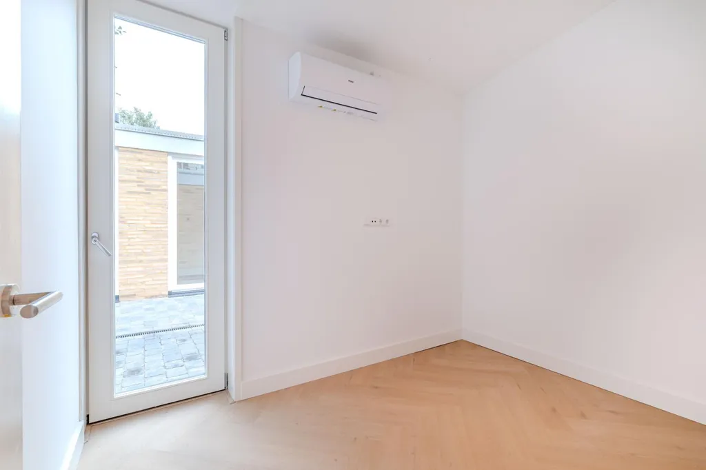 Rooms - Modernised Three-Bedroom Flat with Garden in 's-Gravenhage