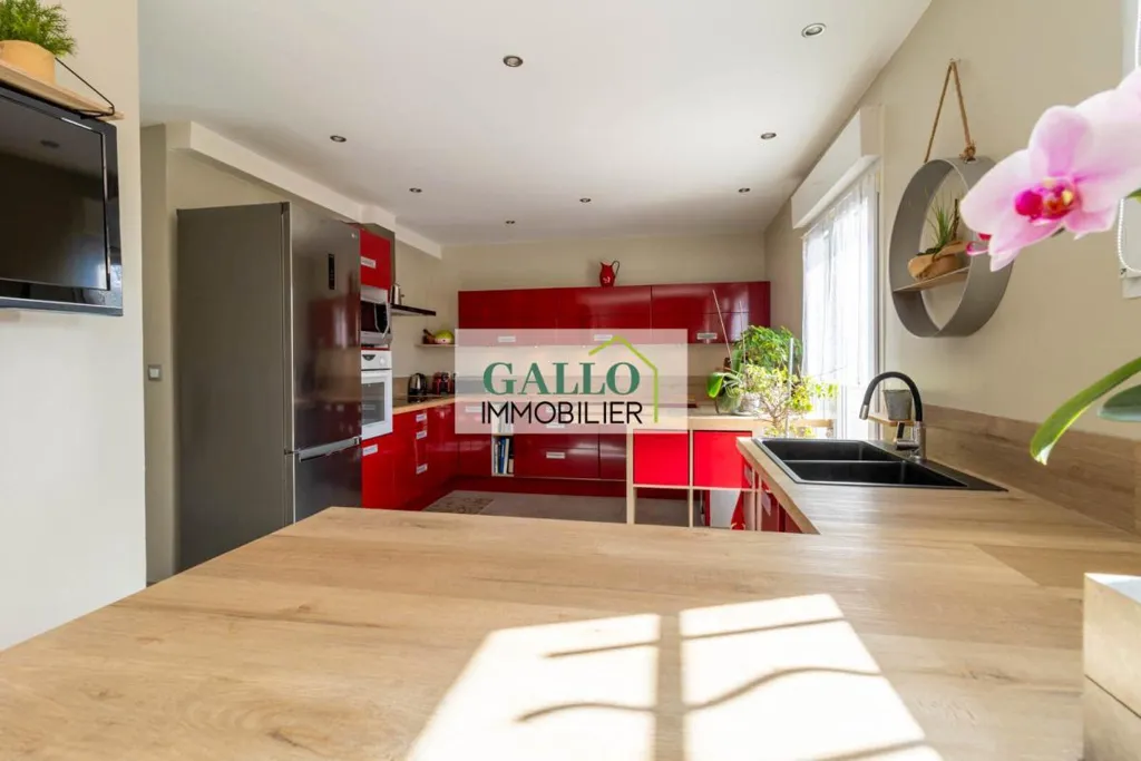 Cuisine - Maison familiale avec piscine à Heyrieux