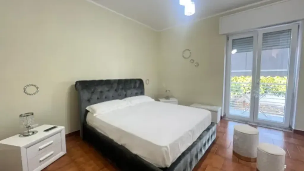 Chambres - Three-Bedroom Apartment with Balcony in Giugliano