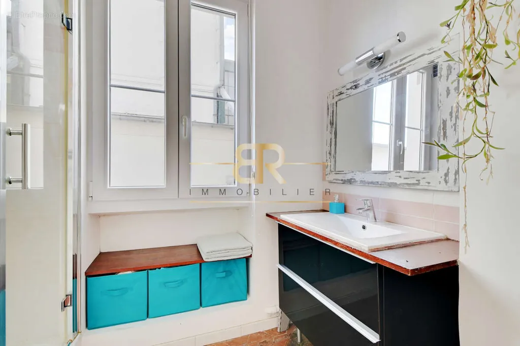 Vannitoad - Charming 2-3 Bed Flat with East-West View in Paris