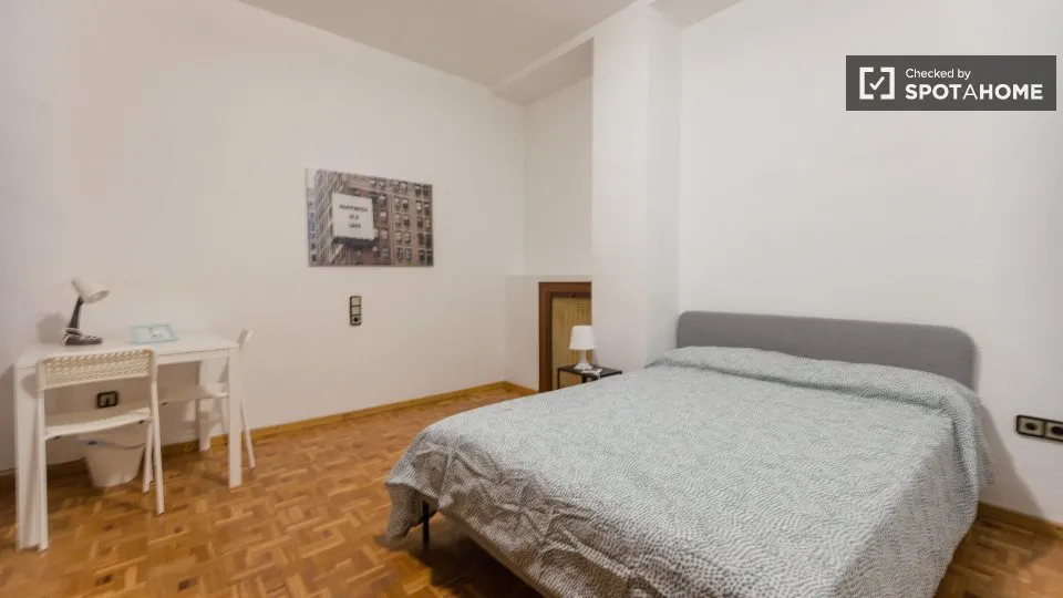 Magamistoad - Shared Room with Amenities in La Roqueta, Valencia