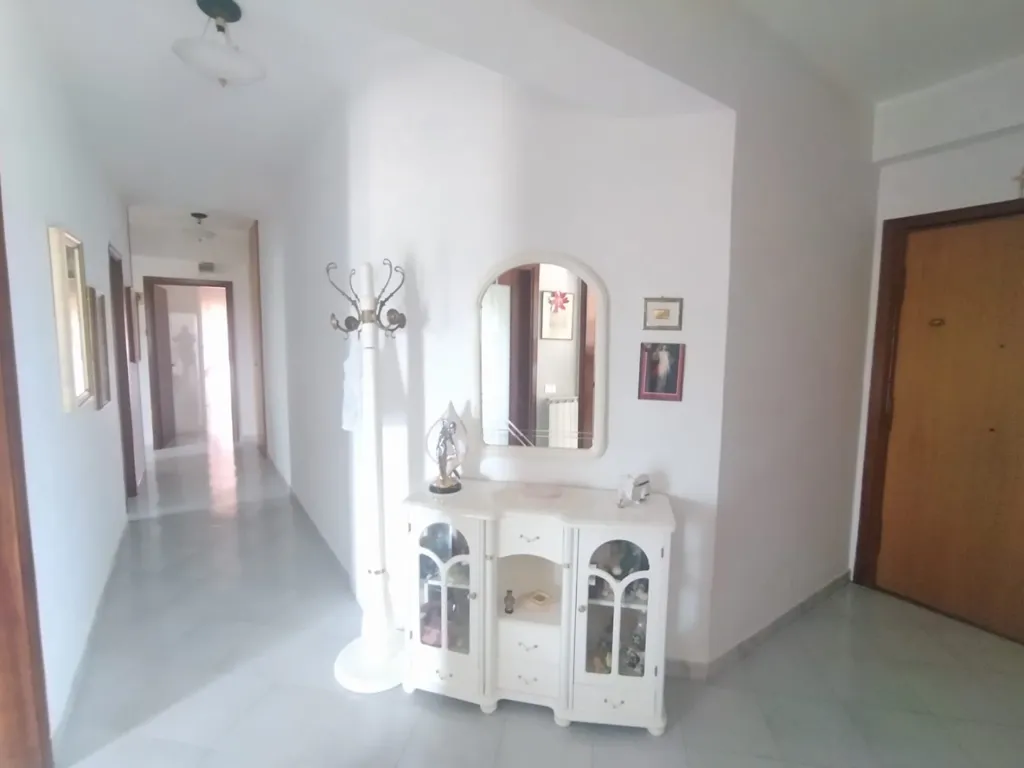 Esik - 3-Bedroom Apartment with Balcony in Messina