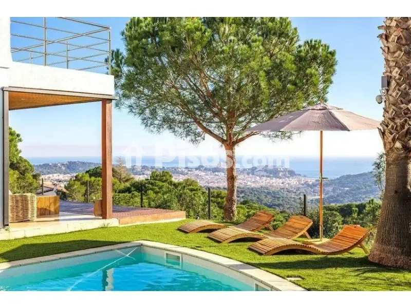 Pool - Spacious House with Private Pool in Costa Brava