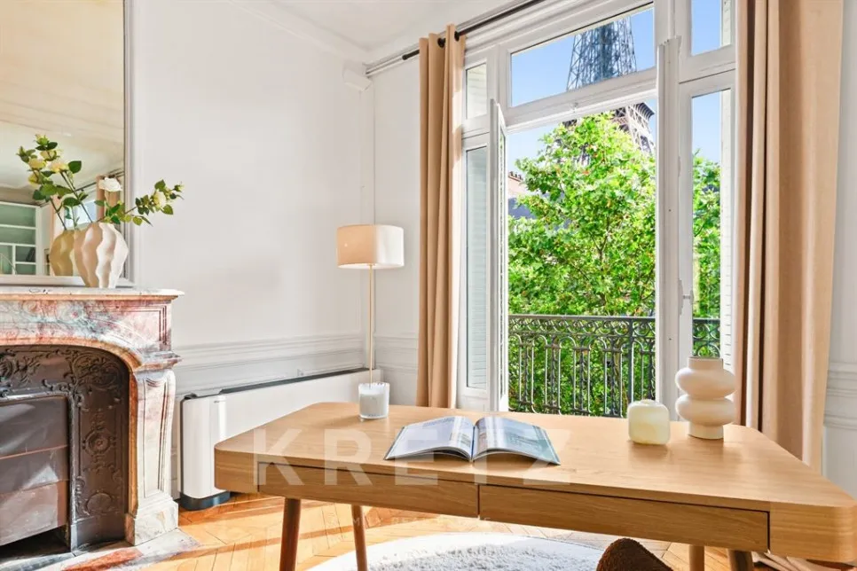 Séjour - Appartement Haussmannien Face à la Tour Eiffel à Paris