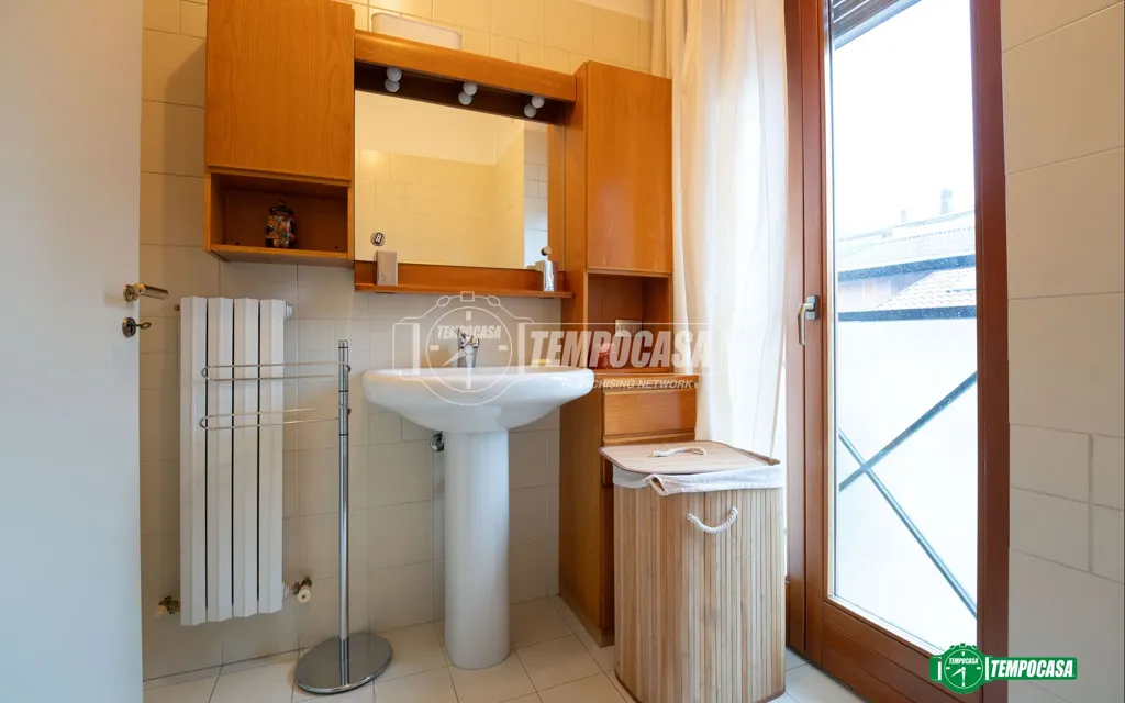 Salles de bain - Mansard Apartment with Balcony in Mariano Comense