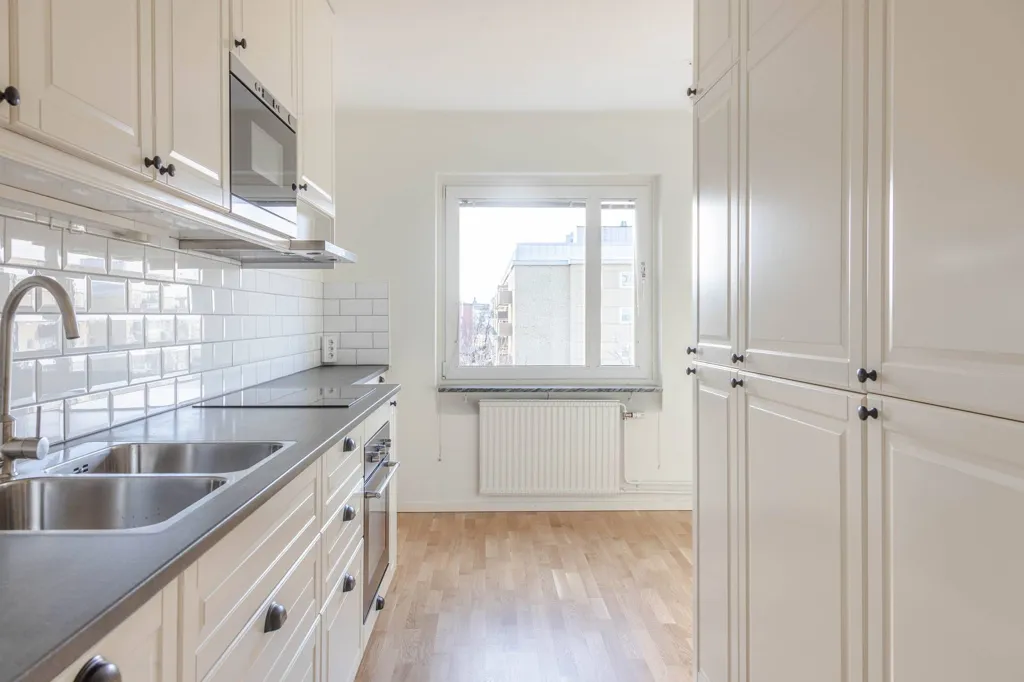Modern Flat with South-Facing Balcony in Norr