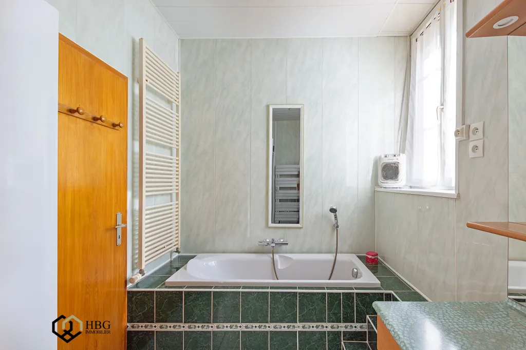 Vannitoad - Spacious 4-Bedroom Apartment with Terrace in Seebach