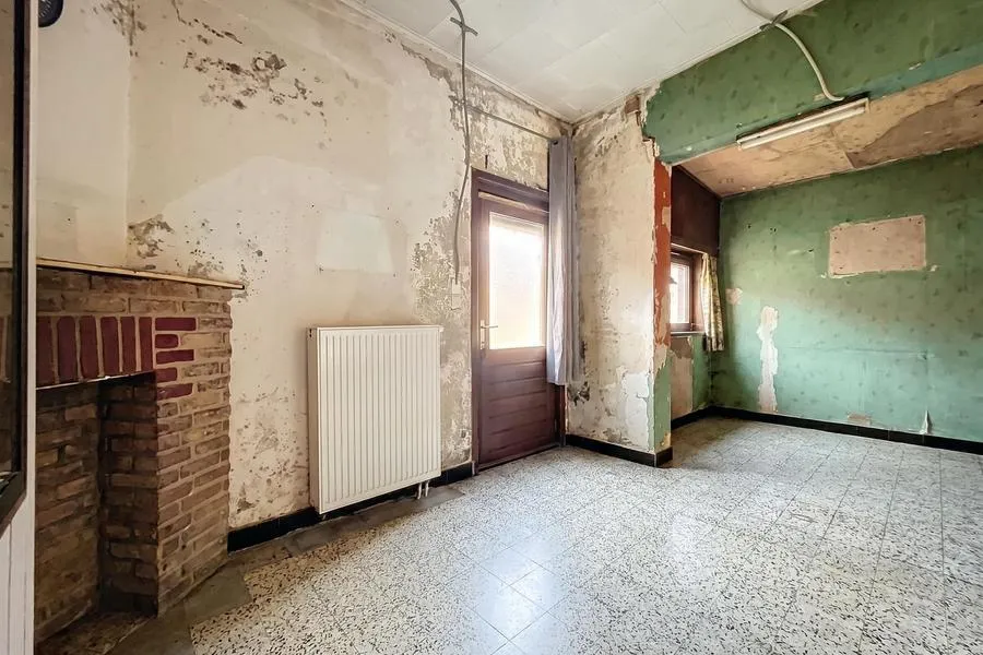 Toad - 3-Fronted House to Renovate in Gilly