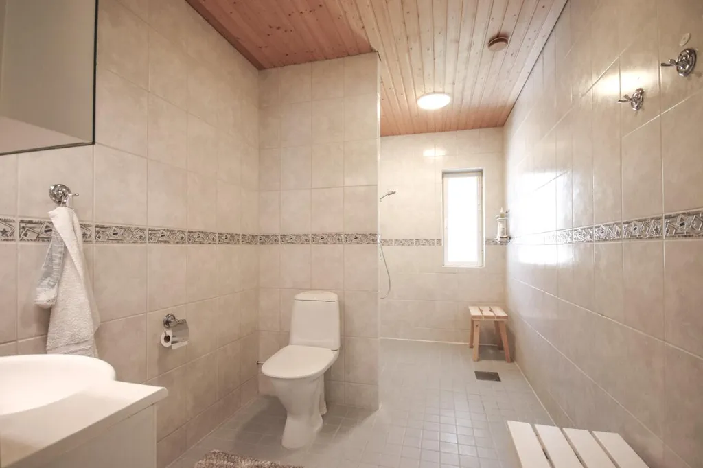 Bathrooms - Spacious Detached House with Sauna in Parainen