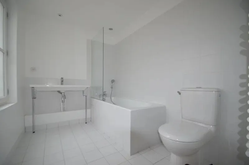Vannitoad - 4-Bedroom Paris Apartment with Balcony