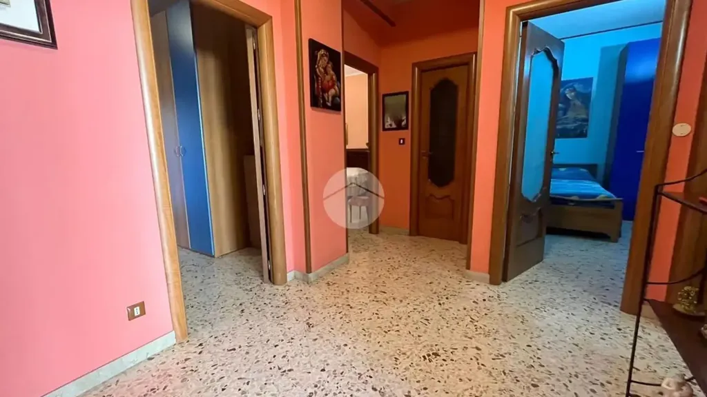 Entrée - 1970s Apartment with Balcony in Palermo