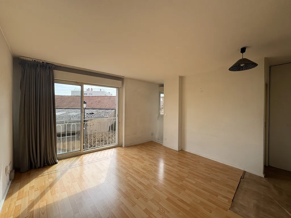 Pièces - Studio avec Parking dans Résidence Récente à 3' RER