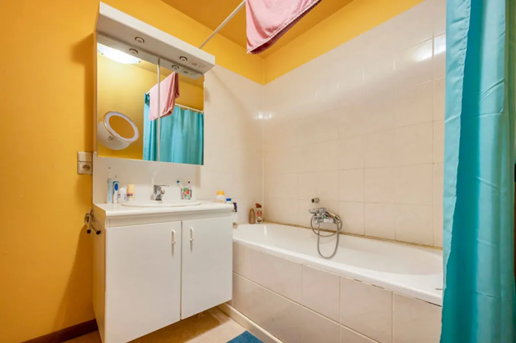 Salles de bain - Immeuble de Rendement avec Appartements et Local Commercial à Overmere