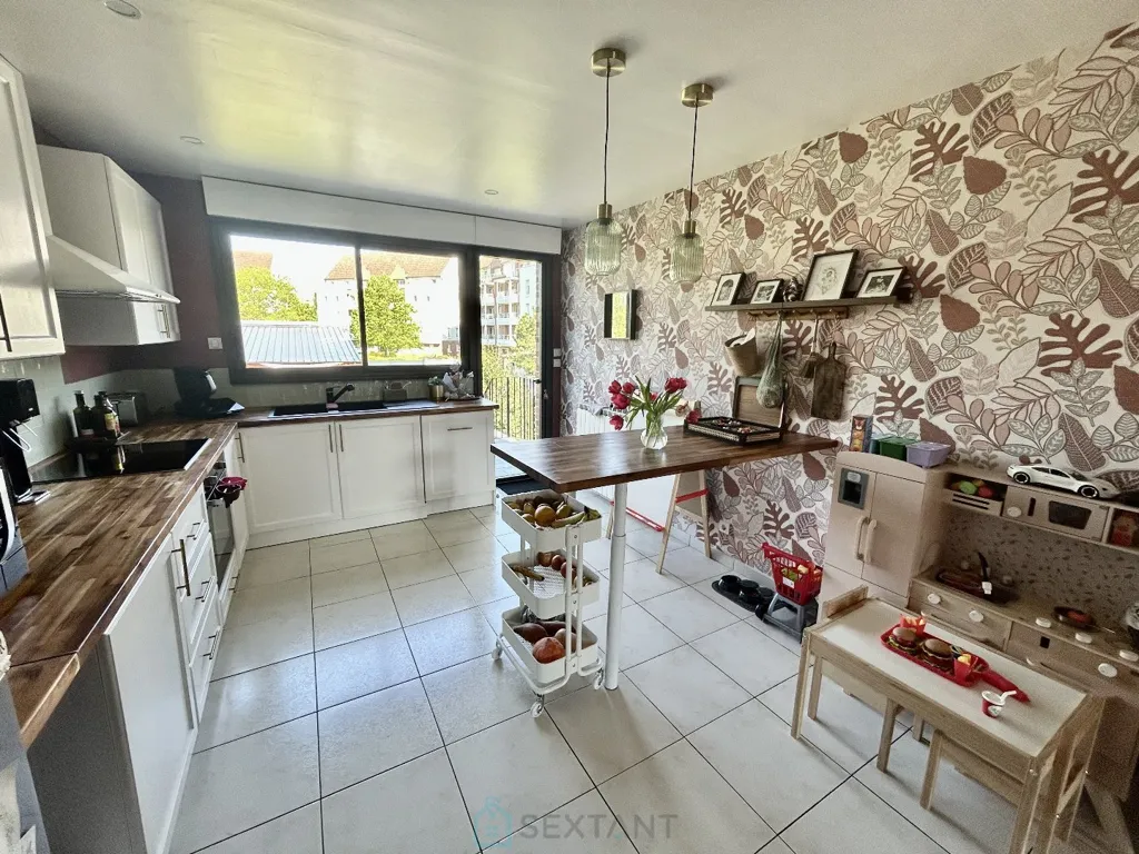 Kitchen - Charming House with Garden near Train Station