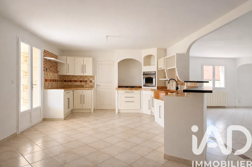 Cuisine - Maison contemporaine avec jardin à Rousson