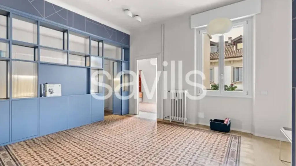 Entrée - Restored Triplex with Balcony in Milan