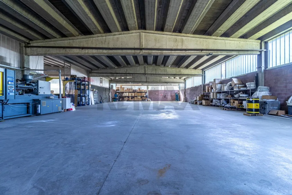 Garaaž - Industrial Warehouse with Expansion Potential in Sandigliano