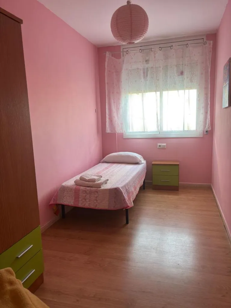 Magamistoad - Spacious Flat in Tivissa with Parking