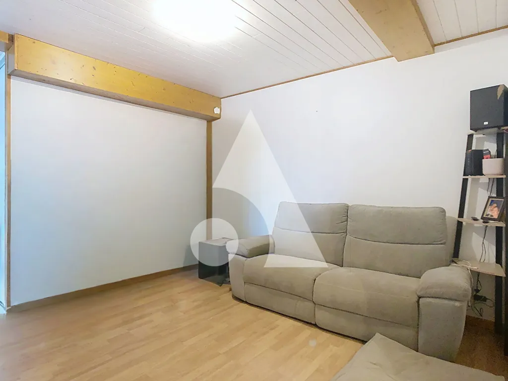 Soggiorno - Flat with Garden in Larajasse